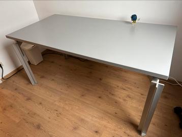 Stevige bureau met verstelbare poten beschikbaar voor biedingen