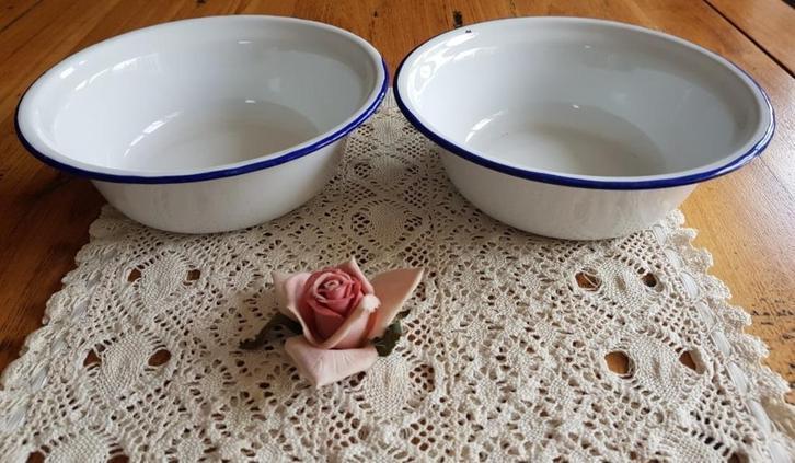 2 Dezelfde wit emaille schaaltjes met blauwe randjes, Antiek en Kunst, Curiosa en Brocante, Ophalen of Verzenden