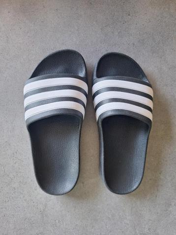 Adidas adilette slippers - maat 32 - zwart met witte strepen beschikbaar voor biedingen