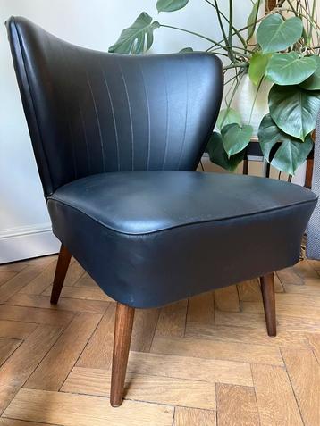 Fauteuil cocktail expo vintage en similicuir noir disponible aux enchères