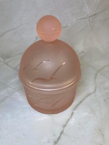 Bonbonnière en verre satiné rose avec motifd'oiseaux en vol beschikbaar voor biedingen