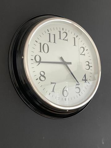 Wandklok beschikbaar voor biedingen