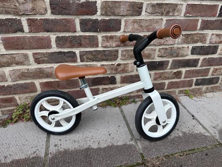 Loopfiets + helm te koop (1 jaar oud, in goede staat), Kinderen en Baby's, Speelgoed | Buiten | Voertuigen en Loopfietsen, Loopfiets