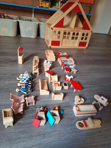 Heel mooi, houten poppenhuis beschikbaar voor biedingen