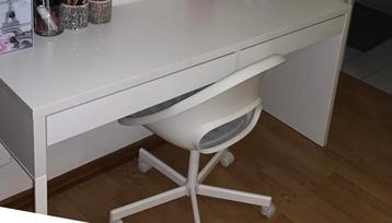 IKEA bureau + IKEA bureaustoelen beschikbaar voor biedingen
