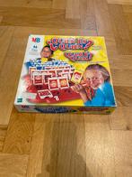 Spel - Wie is het?, Hobby en Vrije tijd, Een of twee spelers, Ophalen of Verzenden, Gebruikt, MB