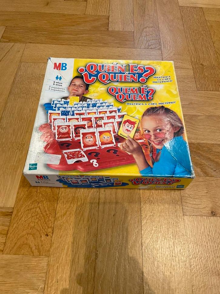 Spel - Wie is het?, Hobby en Vrije tijd, Gezelschapsspellen | Bordspellen, Gebruikt, Een of twee spelers, Ophalen of Verzenden