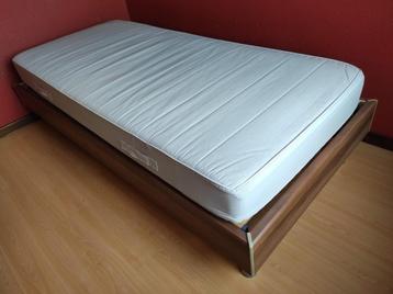 Eenpersoonsbed met lattenbodem en matras beschikbaar voor biedingen