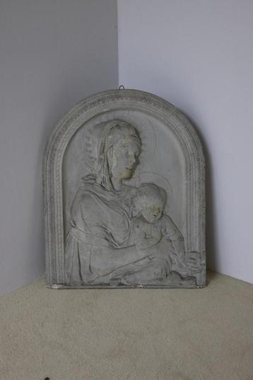 19e Bas-reliëf Gepatineerde sculptuur van Madonna en Kind in beschikbaar voor biedingen