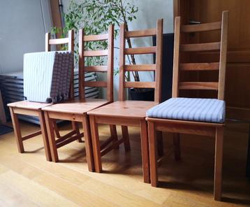 6 massief grenen stoelen (2 zijn al gedemonteerd) met 6 stek beschikbaar voor biedingen
