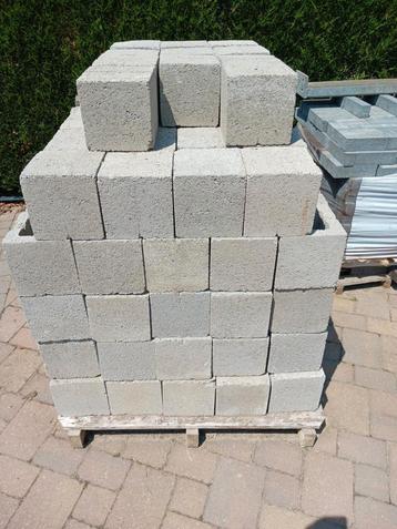 Aangeboden 131stuks betonblokken "nieuw"
Afmetingen 19 x 19  beschikbaar voor biedingen