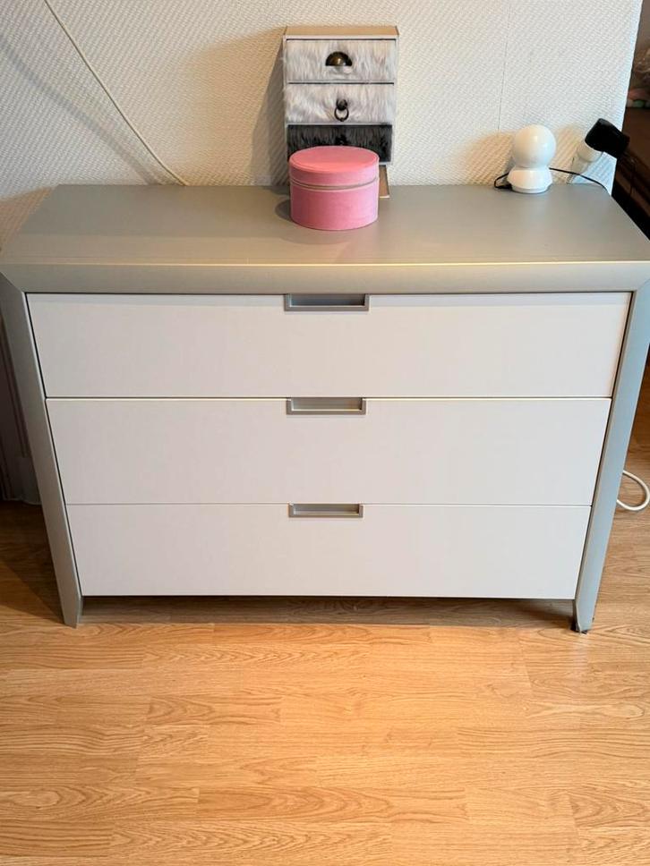 Commode moderne 3 tiroirs – assortie à garde-robe, Maison & Meubles, Armoires | Commodes, Comme neuf, Enlèvement