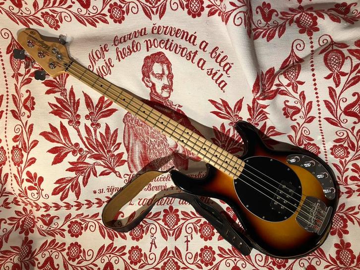 StingRay bass, Muziek en Instrumenten, Snaarinstrumenten | Gitaren | Bas, Zo goed als nieuw, Elektrisch, Ophalen