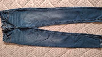 Jeans voor tieners beschikbaar voor biedingen