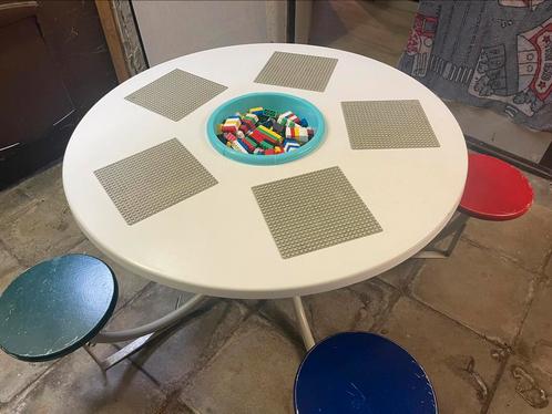 Rare table à LEGO avec 5 sièges intégrés ., Enfants & Bébés, Jouets | Duplo & Lego, Utilisé, Lego, Ensemble complet