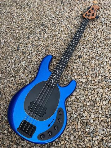 Music Man DARKRAY 4 (blue sparkle) + Mono case beschikbaar voor biedingen