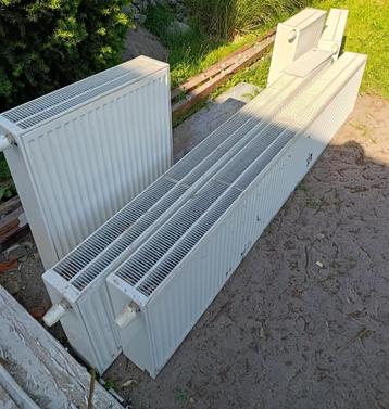 Radiator 240x50 met thermostatische kraan en ophangbeugels beschikbaar voor biedingen