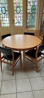 Gratis stijlvolle vintage eetplaats; tafel, 6 stoelen, kast, Huis en Inrichting, Ophalen, Gebruikt