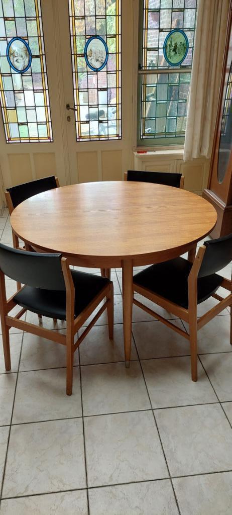 Gratis stijlvolle vintage eetplaats; tafel, 6 stoelen, kast, Huis en Inrichting, Complete eetkamers, Gebruikt, Ophalen
