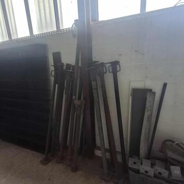 bouwstempels / schoren 13 stuks beschikbaar voor biedingen