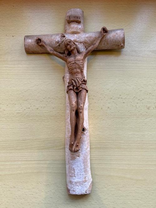 Kruisbeeld in steen, imitatie hout, Antiek en Kunst, Antiek | Religieuze voorwerpen, Ophalen of Verzenden
