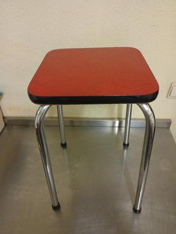 Vintage rode kruk Formica  beschikbaar voor biedingen