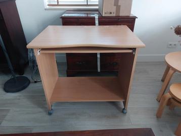 Bureau met uitschuifbaar deel beschikbaar voor biedingen