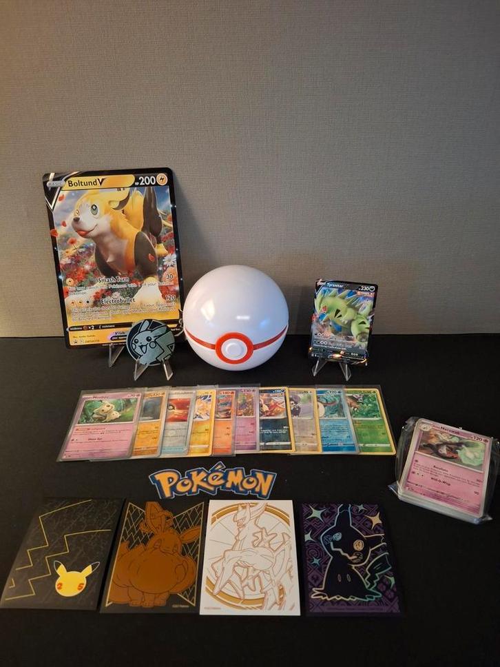 Pokémon startset of cadeautje in pokéball, Hobby en Vrije tijd, Verzamelkaartspellen | Pokémon, Zo goed als nieuw, Ophalen of Verzenden