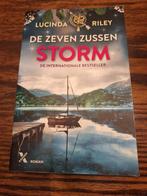 L. RILEY : "STORM" en "SCHADUW" uit de 7 Zussen Reeks, Boeken, Ophalen of Verzenden, Zo goed als nieuw, Lucinda Riley