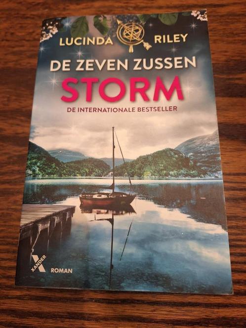L. RILEY : "STORM" en "SCHADUW" uit de 7 Zussen Reeks, Boeken, Romans, Zo goed als nieuw, Ophalen of Verzenden