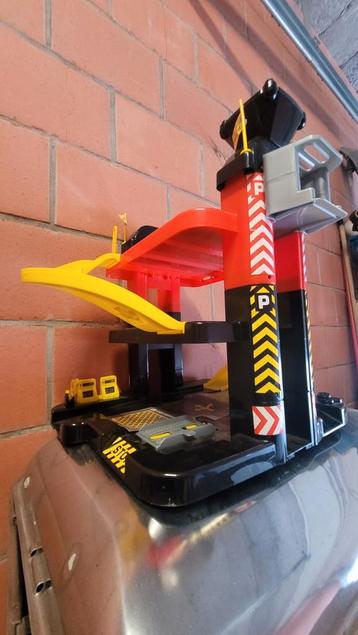 Speelgoed garage beschikbaar voor biedingen