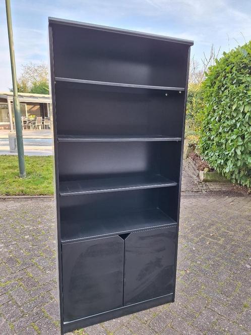 Zwarte boekenkast met planken en deuren / kast, Huis en Inrichting, Kasten | Boekenkasten, Gebruikt, 50 tot 100 cm, 150 tot 200 cm