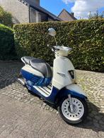 Peugeot Django 125CC scooter Wit/blauw 1500km 2018, Fietsen en Brommers, Ophalen, Overige modellen, 125 cc, Zo goed als nieuw
