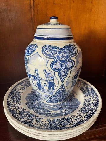 Delfs blauw vaas de boerderij beschikbaar voor biedingen