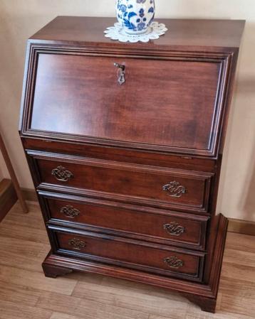 Secretaire bureau beschikbaar voor biedingen