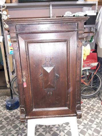 Kleine donkere eikenhouten kledingkast beschikbaar voor biedingen