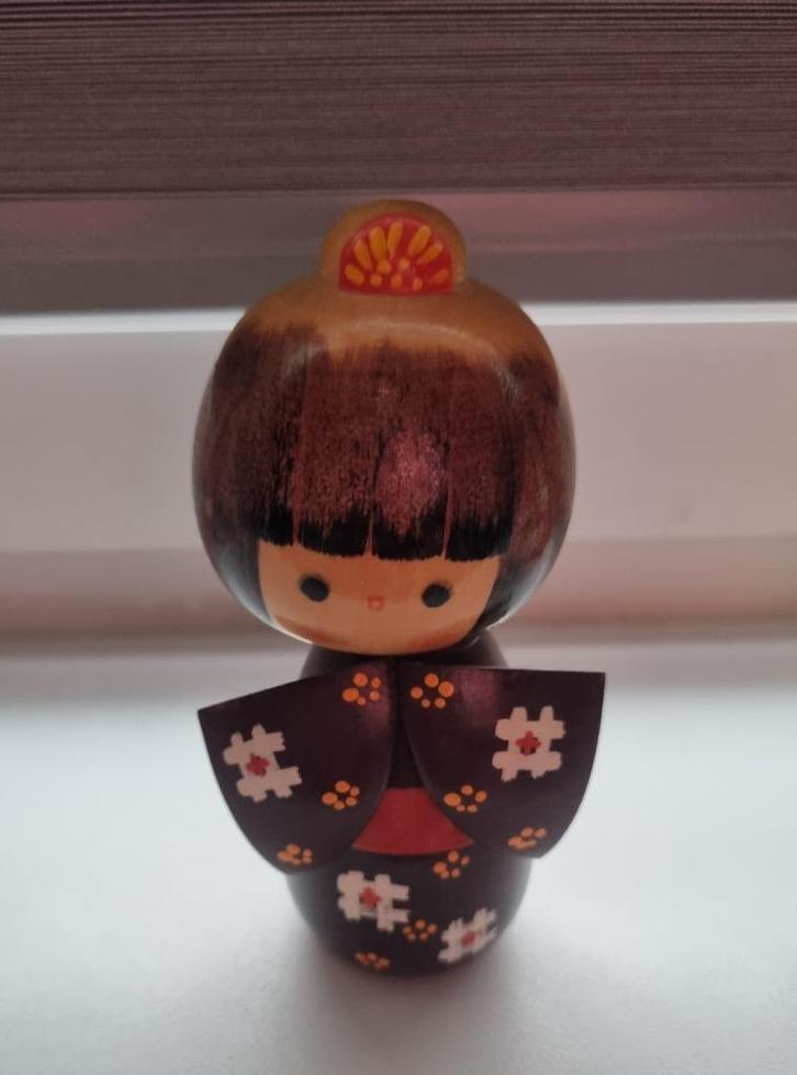 Vrolijke kokeshi "Benikasuri" van Sakutaro Otani, Antiek en Kunst, Kunst | Beelden en Houtsnijwerken, Verzenden
