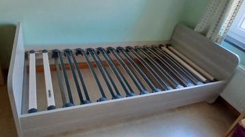 Één persoons bed + commode kast beschikbaar voor biedingen