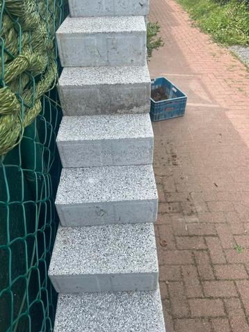 Betonstenen beschikbaar voor biedingen