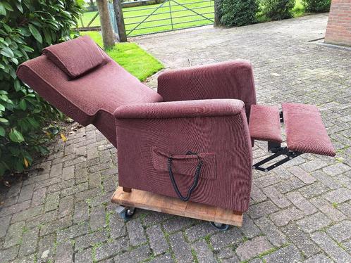 Elektrisch verstelbare stoel / fauteuil in rood/bruine stof, Huis en Inrichting, Fauteuils, Gebruikt, Stof, 75 tot 100 cm, Minder dan 75 cm