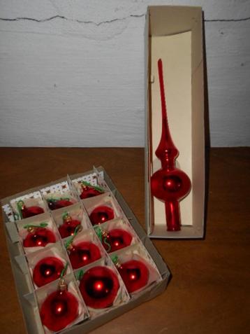 12 rode kerstballen met bijhorende spits  beschikbaar voor biedingen