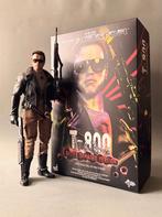 Hot Toys MMS238 T-800 Battle Damaged Version, Verzamelen, Ophalen of Verzenden, Gebruikt, Film, Actiefiguur of Pop