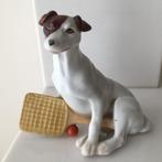 chien en porcelaine blanche avec fusée et balle, tennis., Antiquités & Art, Antiquités | Céramique & Poterie, Enlèvement ou Envoi