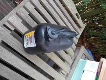 Zwarte kleine jerrycan beschikbaar voor biedingen