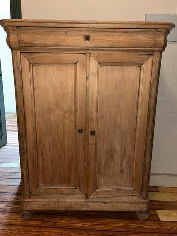 Houten kast beschikbaar voor biedingen