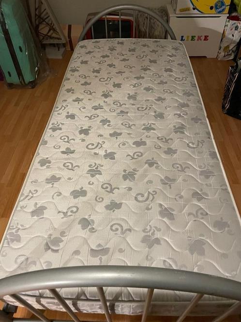 1 pers bed met matras en dekbed, Huis en Inrichting, Slaapkamer | Bedden, Gebruikt, Eenpersoons, 90 cm, 200 cm, Metaal, Grijs