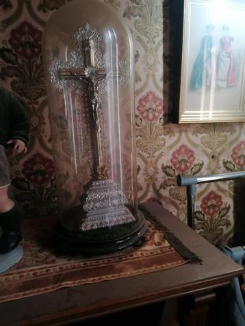 Kruisbeeld onder stolp beschikbaar voor biedingen