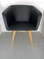 Chaise noir en cuire avec pieds en bois du showroom, Comme neuf, Bois