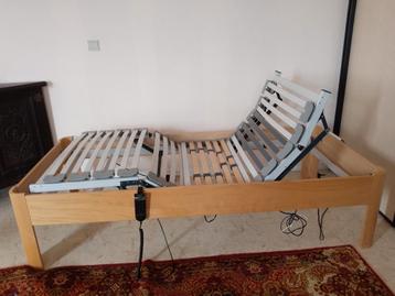 Elektrisch bed voor 1 persoon in licht hout — zeer goede sta beschikbaar voor biedingen