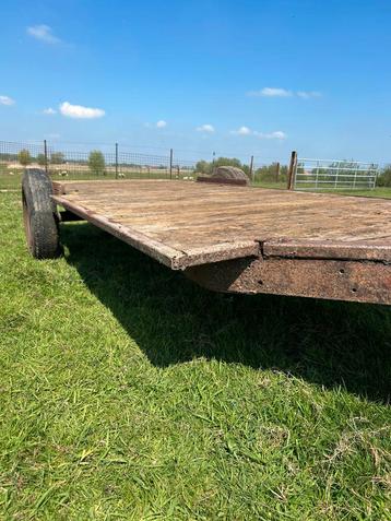 Grote platte wagen of kar beschikbaar voor biedingen